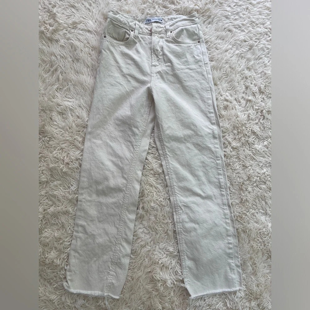 Zara high rise cotton ivory jeans straight leg raw hem size 2